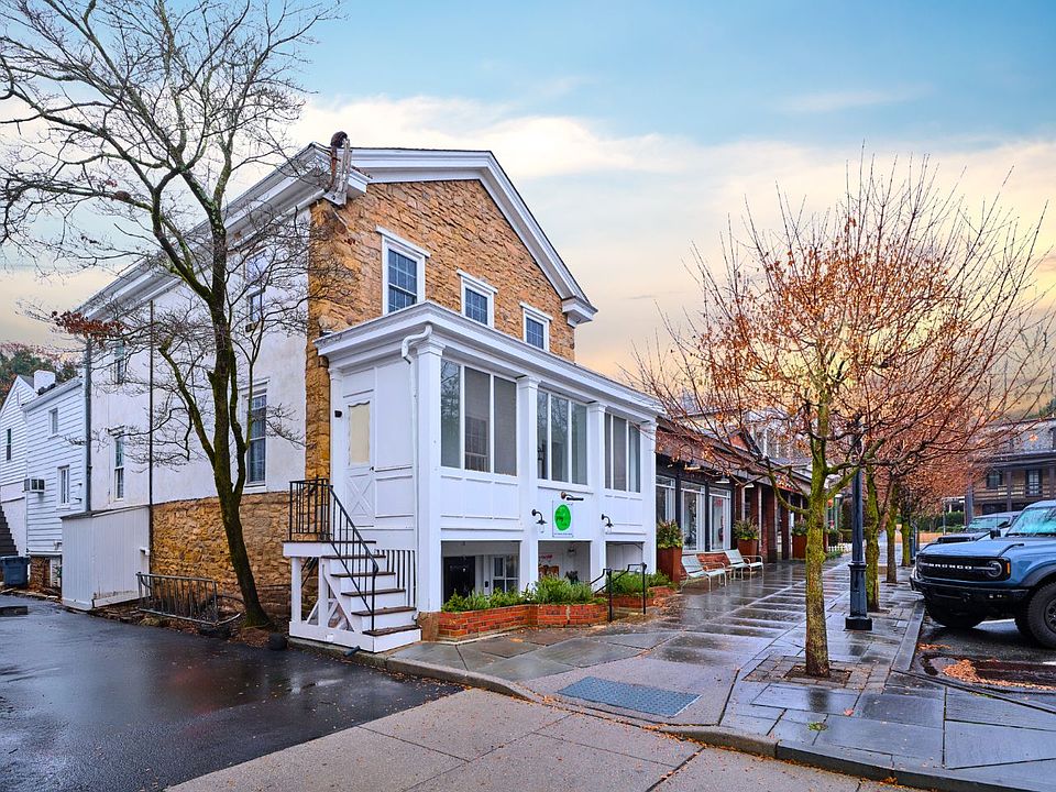Corner, 2-story apartment in the heart of Stockton