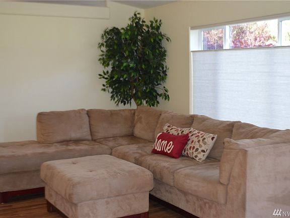 3rd image of 256 Hemlock Dr