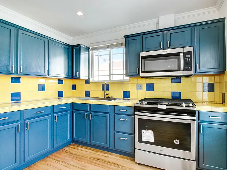 807 5th Street in Santa Monica. Steps to Montana Ave and 5 blocks to the beach! — Photo 1
