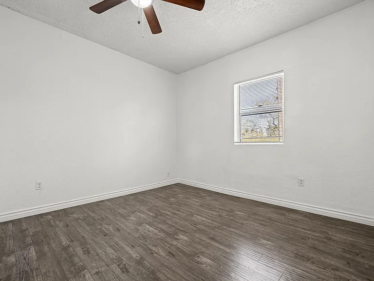 1280 W Jefferson Blvd — Photo 12