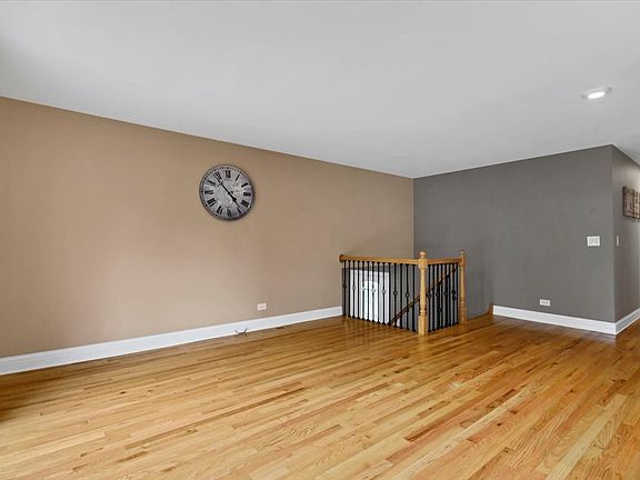 3rd image of 27 Spring Valley Ln