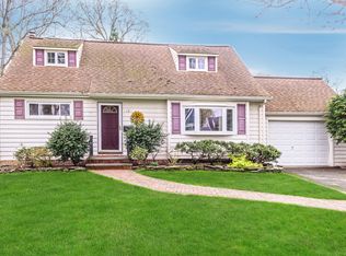 35 Todd Cir, Wantagh, NY 11793