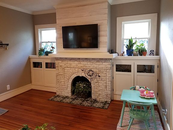 Front entry/living room (2/2)