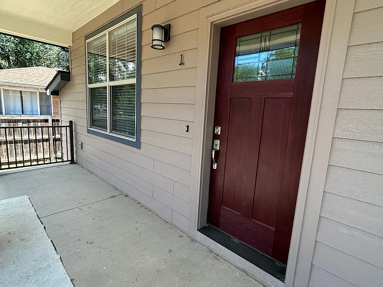 536 E Mulberry St — Photo 3