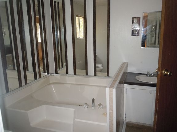 Master Bath w/Garden Tub