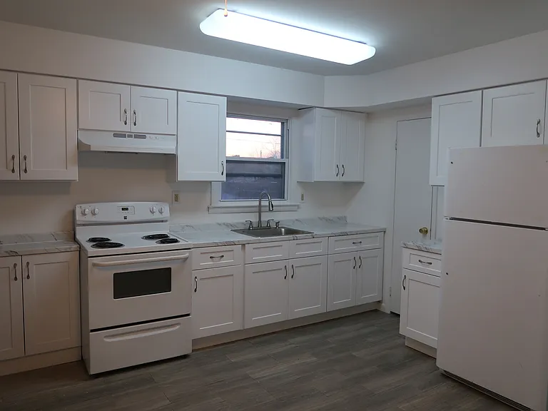 711 E Maple Ave — Photo 2