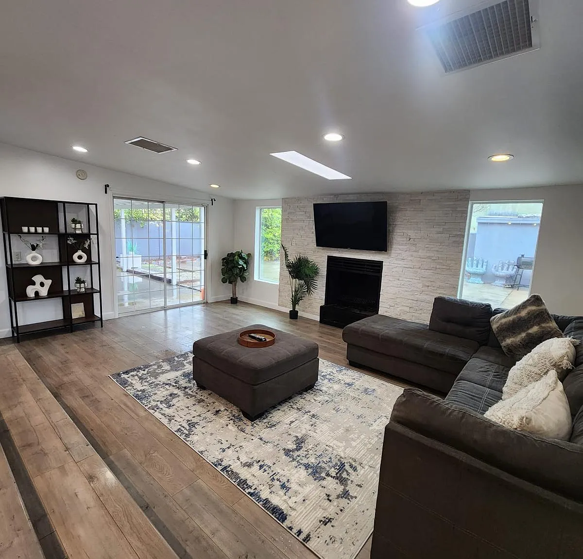 3 bed, 1600 sqft, $4,450 — Photo 2