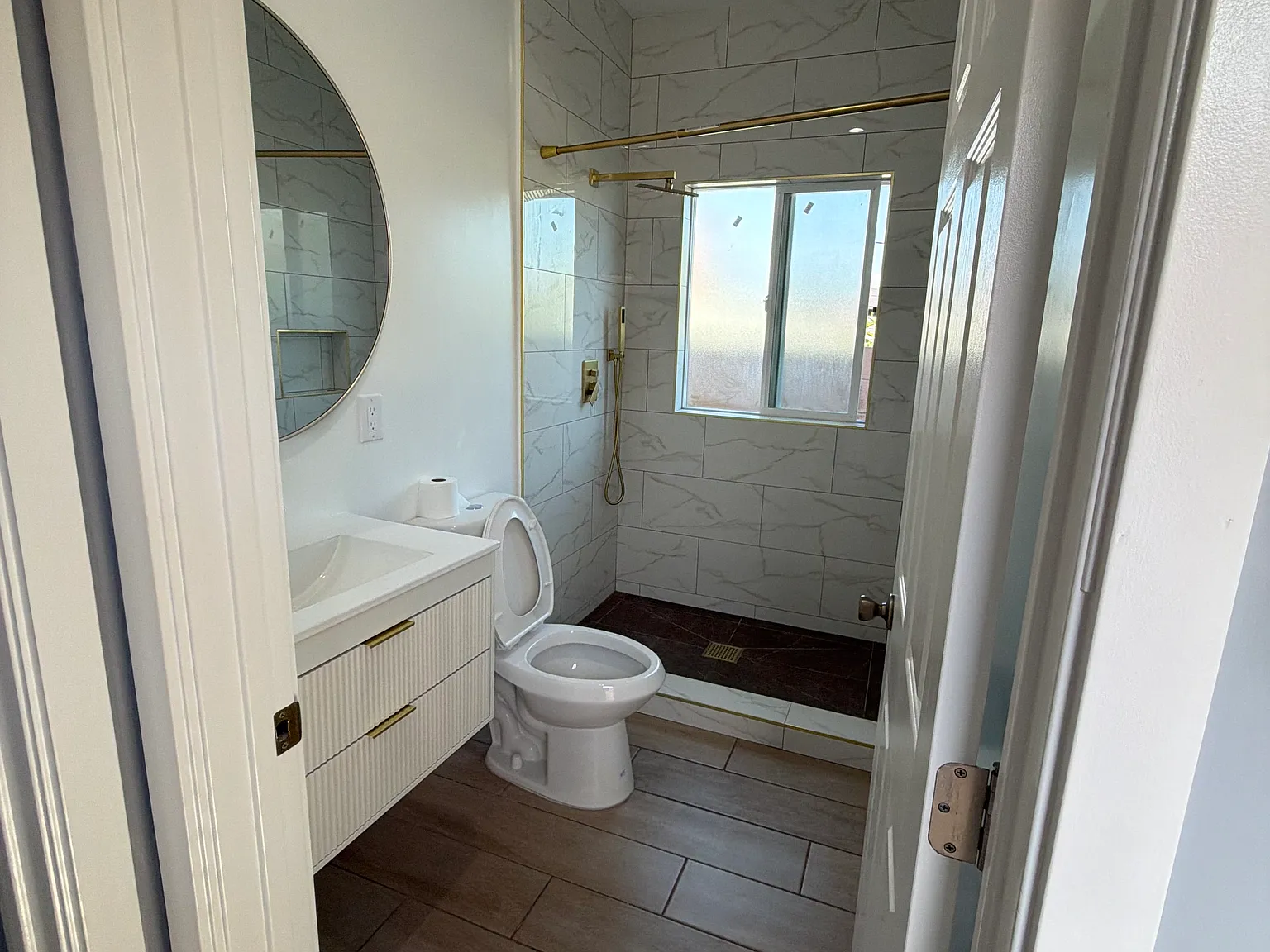 2 bed, 760 sqft, $2,400 — Photo 3