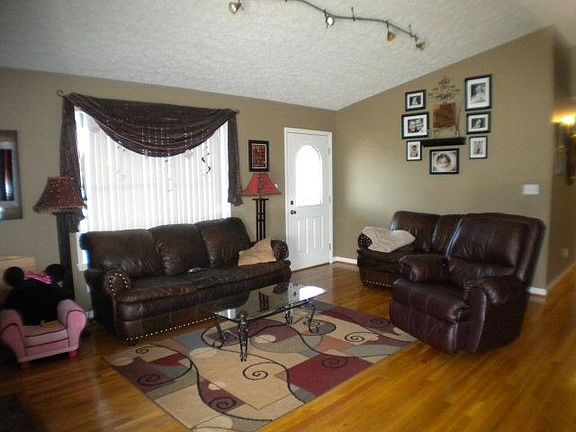 5th image of 35 Chestnut Meadows Dr