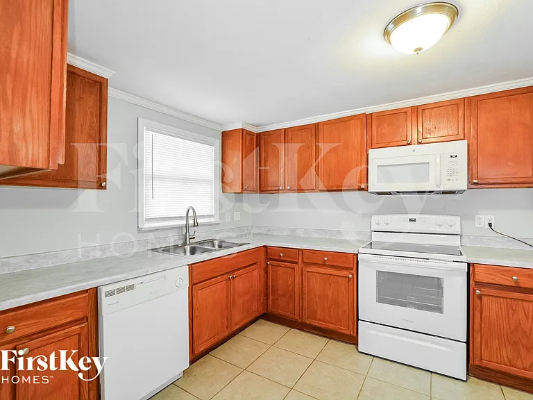 561 Monroe Ave — Photo 6