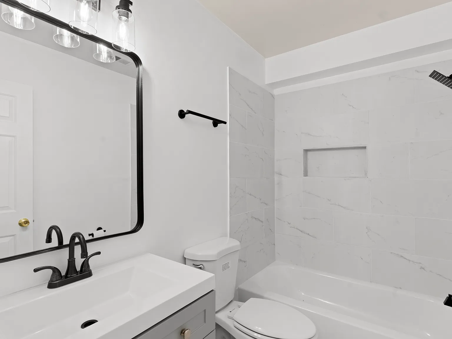 4 bed, 2180 sqft, $3,300 — Photo 4