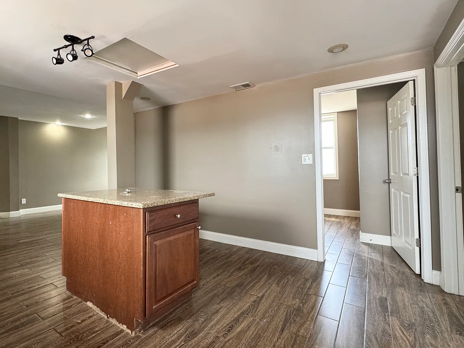 2 bed, 1000 sqft, $1,400 — Photo 3