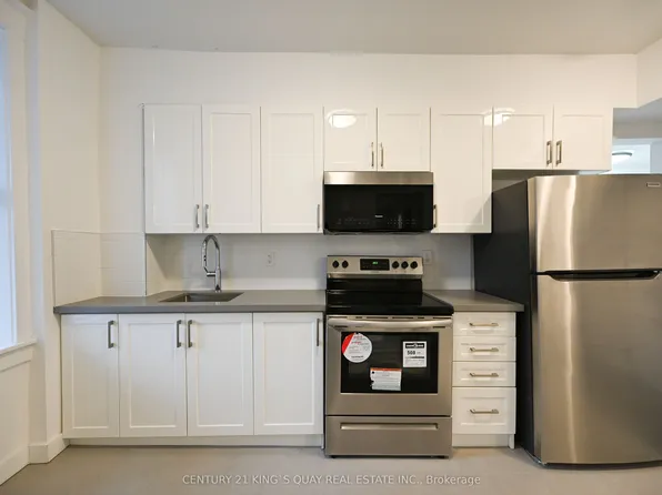 1A Leonard Ave #2, Toronto, ON M5T 2P8