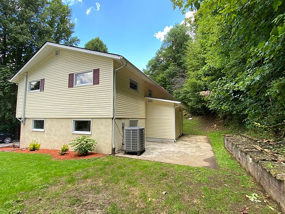 3rd image of 452 Woodland Ter SE
