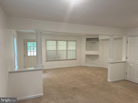 4th image of 210 Charles St