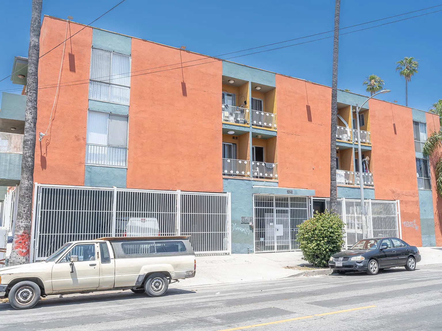 935 S Mariposa Ave — Photo 2