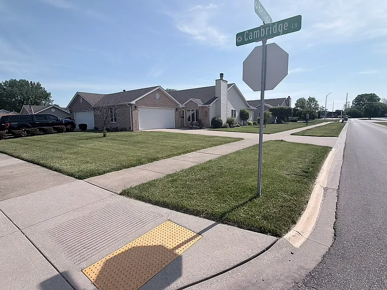 1109 Cambridge Ln — Photo 2