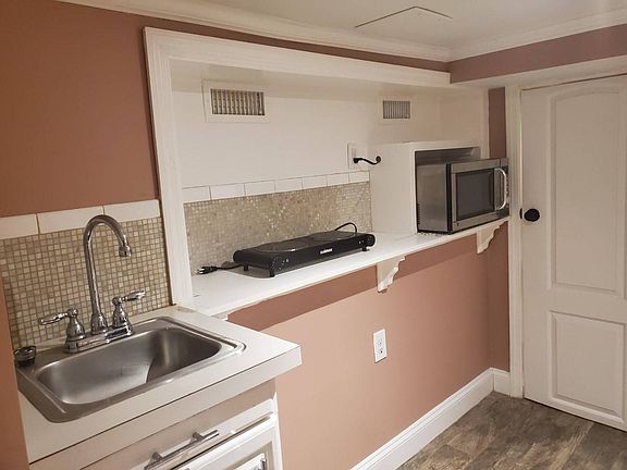 3rd image of 450 N Barry Ave