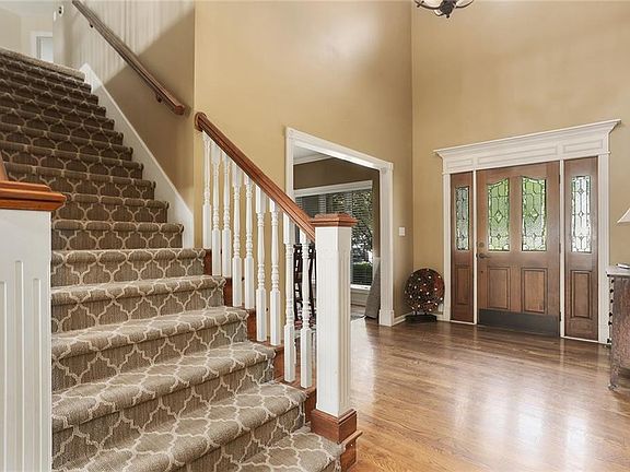 3rd image of 828 NE Mary Ct