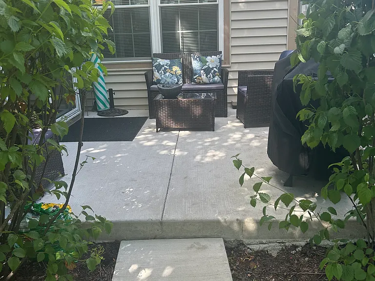 916 Vose Dr — Photo 1