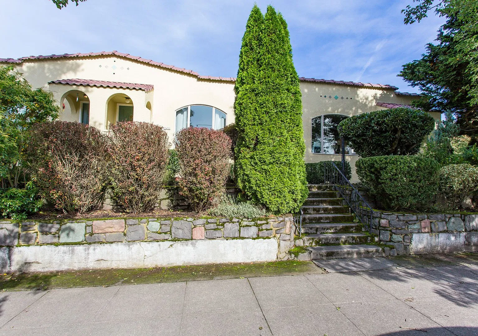 Stunning Vintage 1bed/1bath With Finished Basement! Gorgeous Arched Windows! — Photo 1