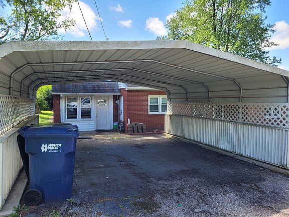 3rd image of 921 Airport Rd