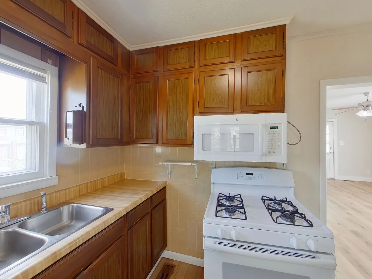 1125 S Millwood Ave — Photo 4