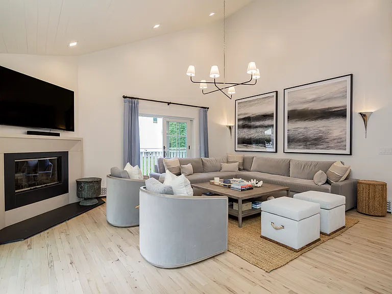 331 Meadows W — Photo 10