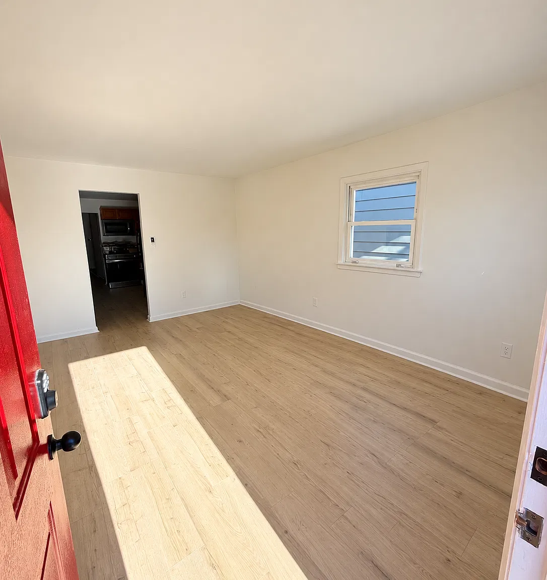 3 bed, 1.0 bath, 980 sqft, $2,950 — Photo 2