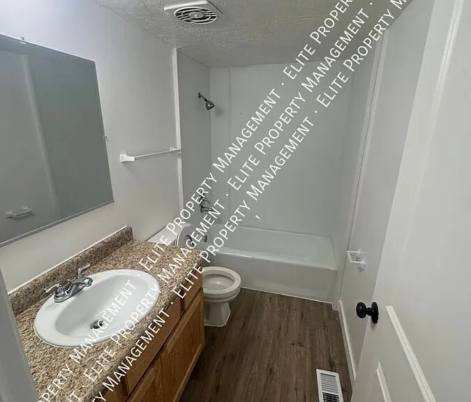 325 E 1000 N #4 — Photo 14