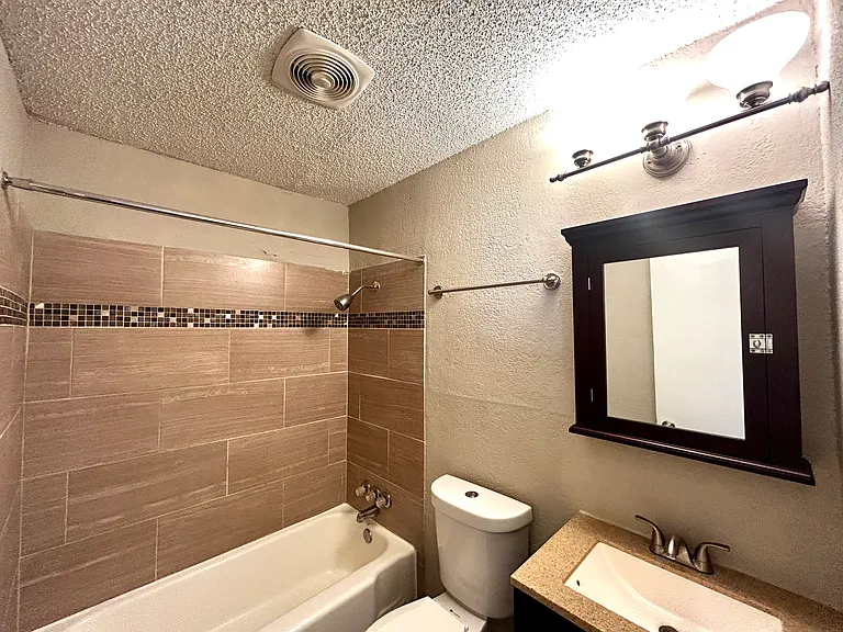 2401 Manor Rd #109 — Photo 9