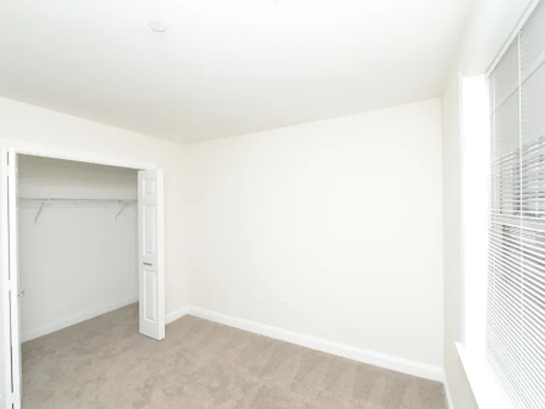 Edgewater Apartments — Photo 7