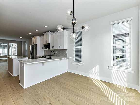 5th image of 1029 Northend Dr #30