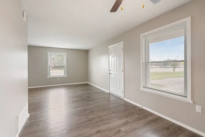 Flats at Greentree — Photo 3