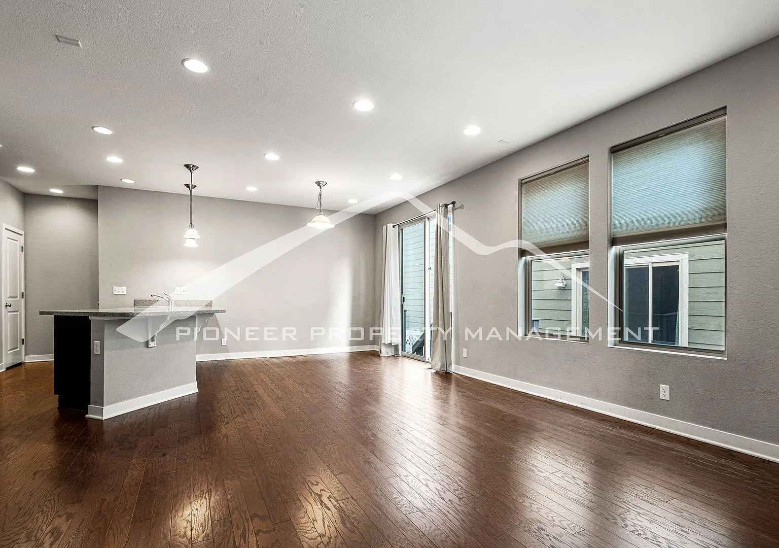 Lovely Townhome with Central AC and Washer/Dryer! — Photo 4