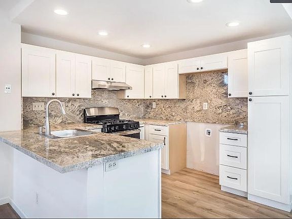 3rd image of 20 Rosewood Dr