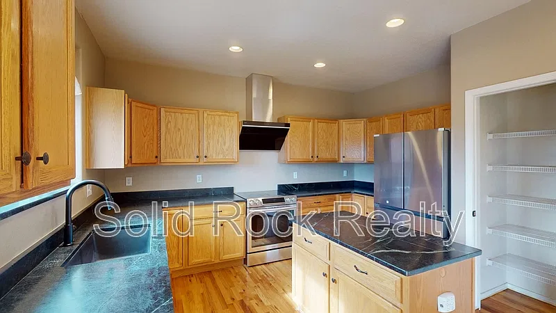 4 bed, 3.5 bath, 2534 sqft, $2,600 — Photo 4