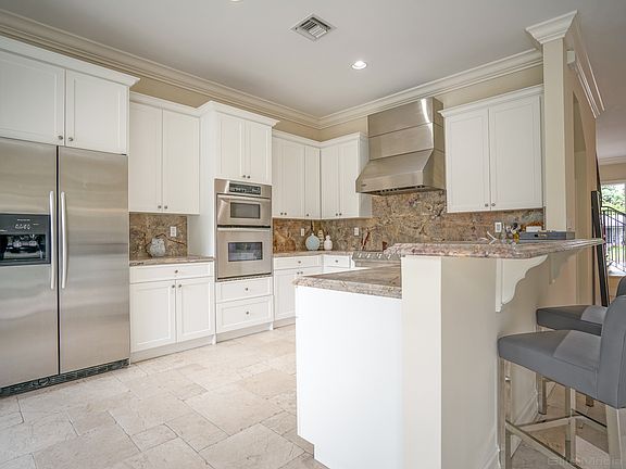 5th image of 820 SE 6th Ct