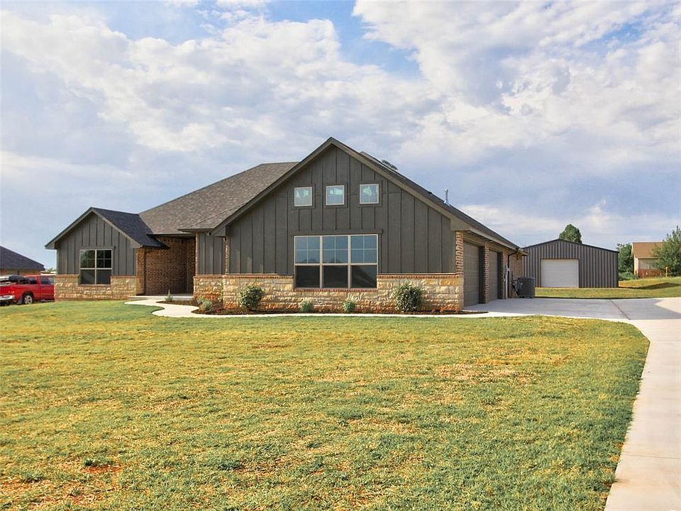 1st image of 8681 Oak Tree Cir