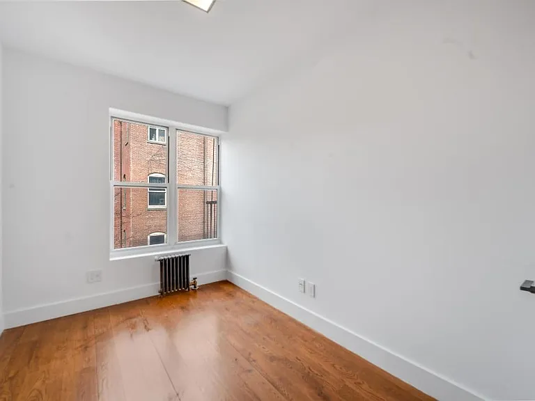 629 E 5th St #10 — Photo 7