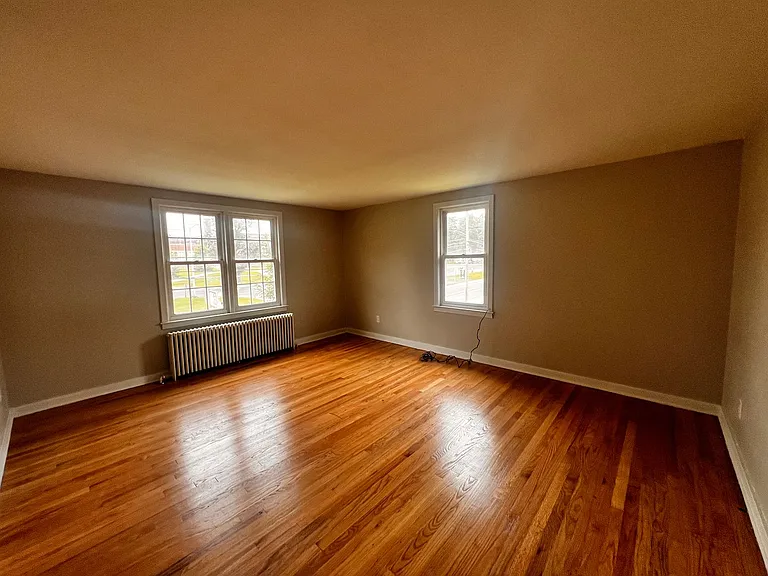 325 Kenwood Ave — Photo 1