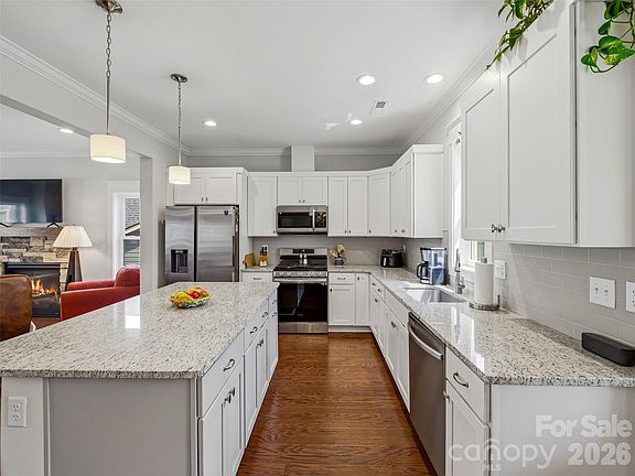 5th image of 205 Weybridge Dr