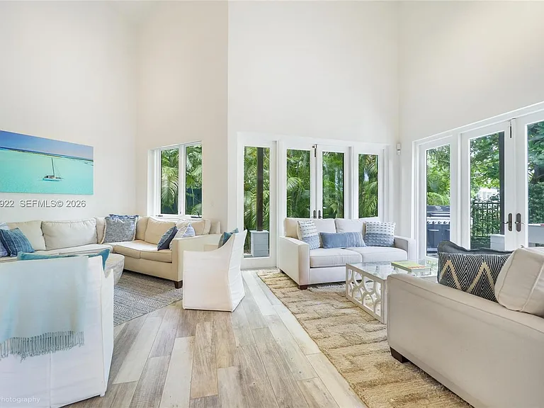 2449 S Bayshore Dr — Photo 3