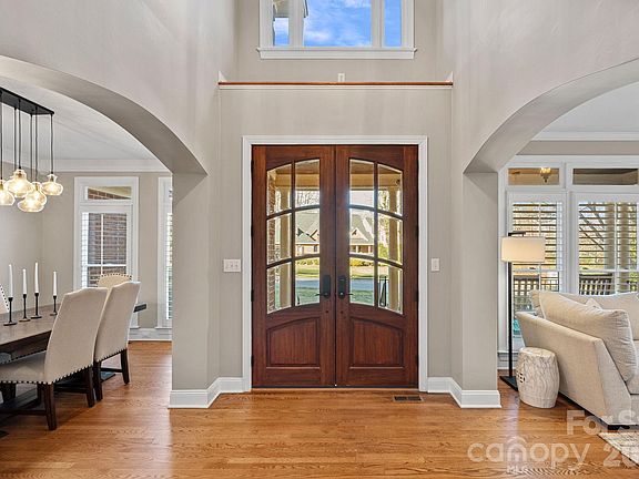 5th image of 154 Pin Oak Ln