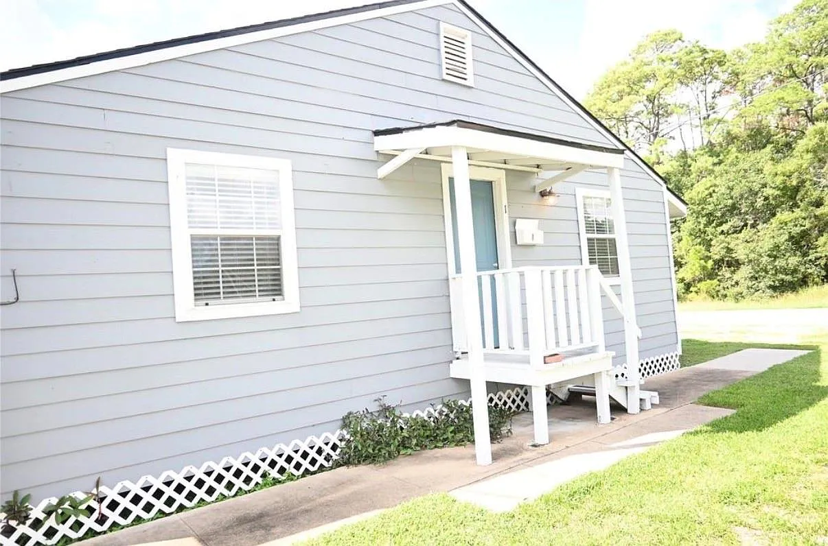 2 bed, 1.5 bath, 3060 sqft, $1,350 — Photo 1