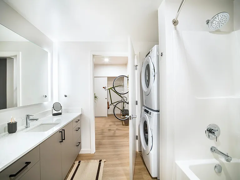 Sleek finishes and in-home conveniences, like a full-size washer and dryer, make everyday living effortless at Modera Shoreline.