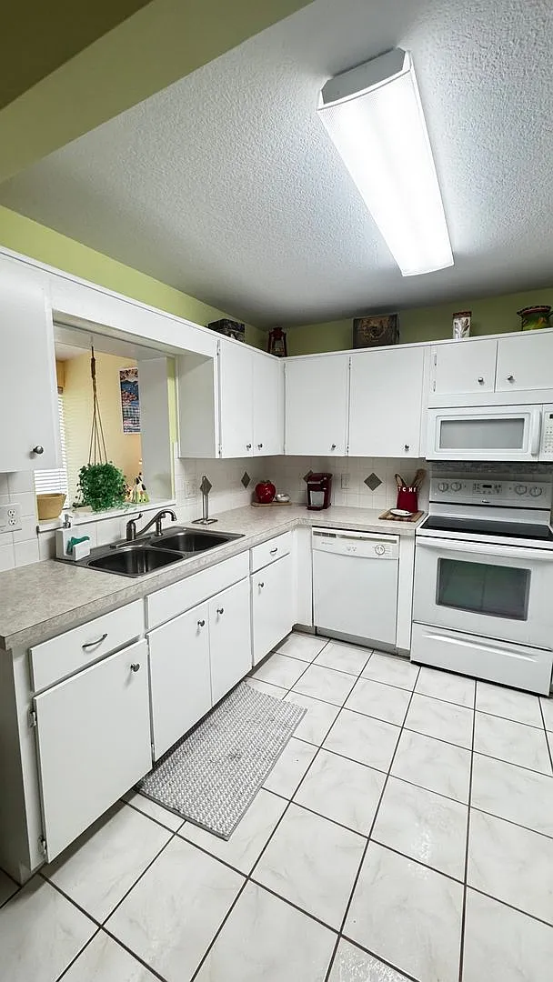 Stunning Villa in the Heart of On Top of the World 55+ community — Photo 4