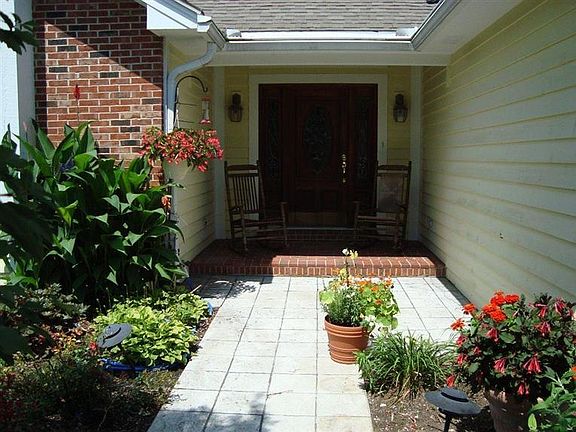 3rd image of 119 W Ellis Dr