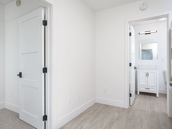 4th image of 2036 Hancock St #1/2