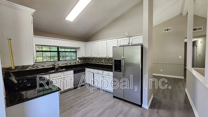 5 bed, 2.5 bath, 1858 sqft, $2,025 — Photo 3